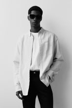 Load image into Gallery viewer, H&M Straight Regular Jeans Black