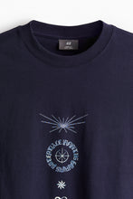 Load image into Gallery viewer, H&M Loose Fit Printed T-shirt Dark blue/Unlimited