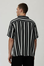 Load image into Gallery viewer, H&M Patterned resort shirt