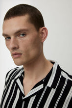 Load image into Gallery viewer, H&M Patterned resort shirt
