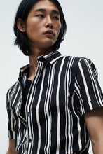 Load image into Gallery viewer, H&M Muscle Fit Short-sleeved shirt Black