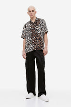 Load image into Gallery viewer, H&amp;M Relaxed Fit Cargo Trousers
